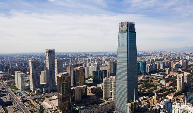 如今的楼市怪象：穷人在买房，富人在卖房！