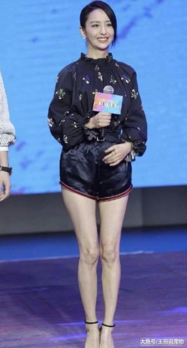 佟丽娅的站姿真是厉害了, 双腿“间距”塞不下一张纸, 网友: 怎么做到的