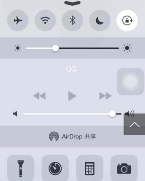 手机上的手电筒原来有“隐藏功能”？我也后悔知道的太晚！望周知