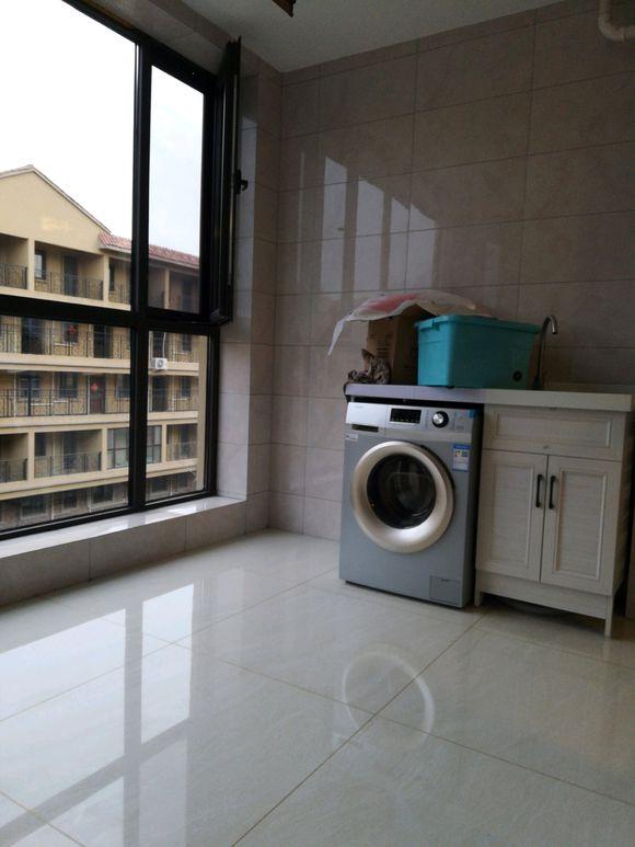 自己装修的联排复式楼，也没有什么设计方案，装了五个多月