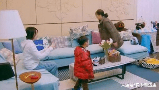鄧莎現實的豪宅，客廳面積超大，但是裝修卻很一般