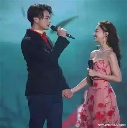 吳謹言禮服意外滑落，徐凱用眼神瘋狂暗示，兩人cp感超甜！