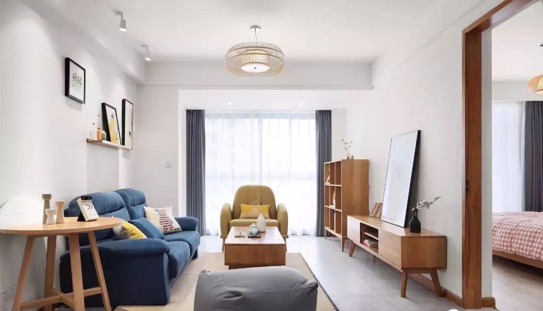 轻盈时尚简约小户型装修，原木色木质栏栅门拥有不一样的视觉体验