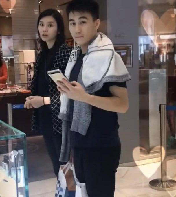 甜蜜！何猷君陪奚梦瑶买婴儿床，临走不忘给奚梦瑶买化妆品！