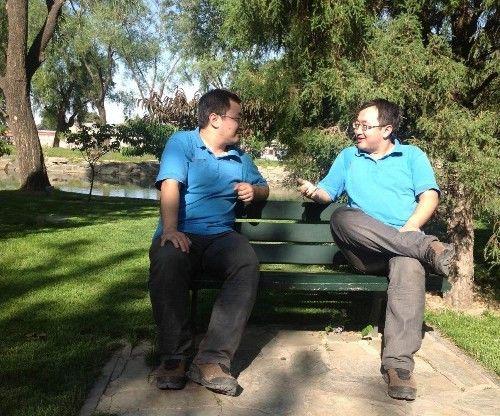 10年前他被一条狗咬断了左中指，这次还是那条狗，咬的不是手了