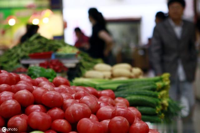 一味压低房价，真的能解决实体经济的问题吗？