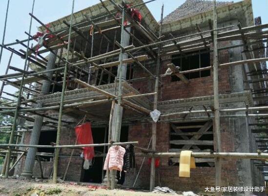 迫于城里買房貴轉而回農村建房，29萬建兩層小別墅卻美翻了一批人