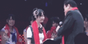 爆笑GIF：兄弟，你走路能不能稳一点，晃得我都看不清手机屏幕了