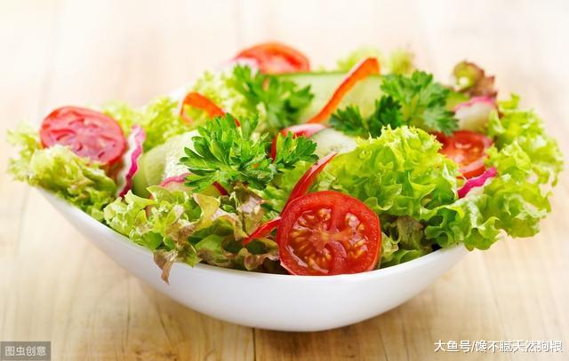 如何判断狗狗已吃饱？狗狗吃饱后的3种表现，宠主不要被它骗了