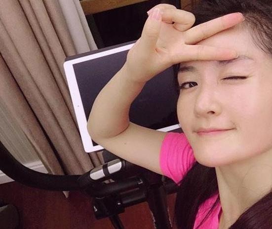 曬曬張杰謝娜的豪宅，客廳整個空間都是黑色系，看著會很沉悶