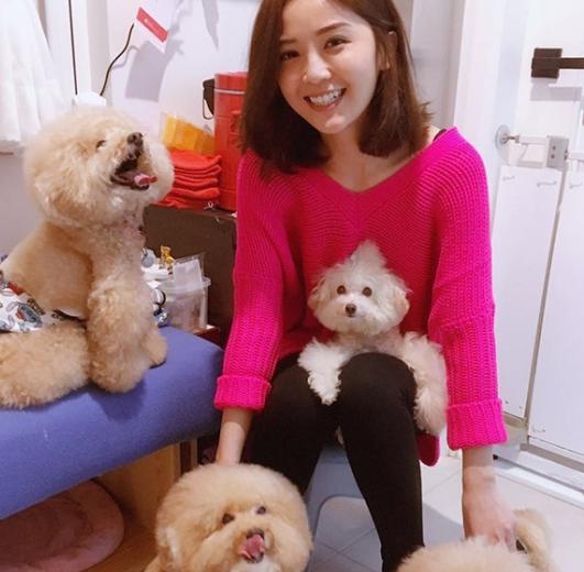 带你看看蔡卓妍的家，房子很有香港的特点，连明星也要“蜗居”