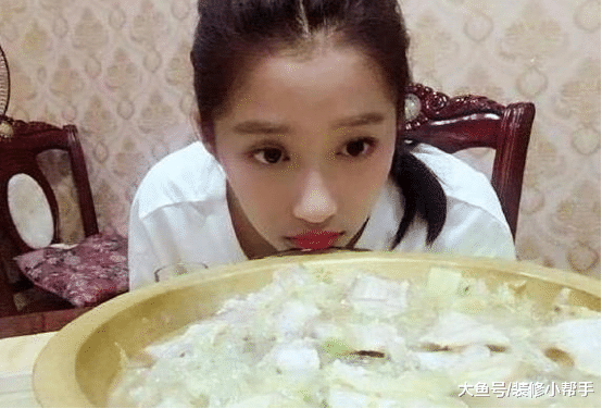 走进关晓彤现实的家，还有专属的酒柜，许多家具都是实木打造