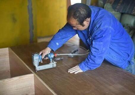 卧室衣柜用实木多层板还是大芯板好？很多人不懂傻傻让工人坑了！