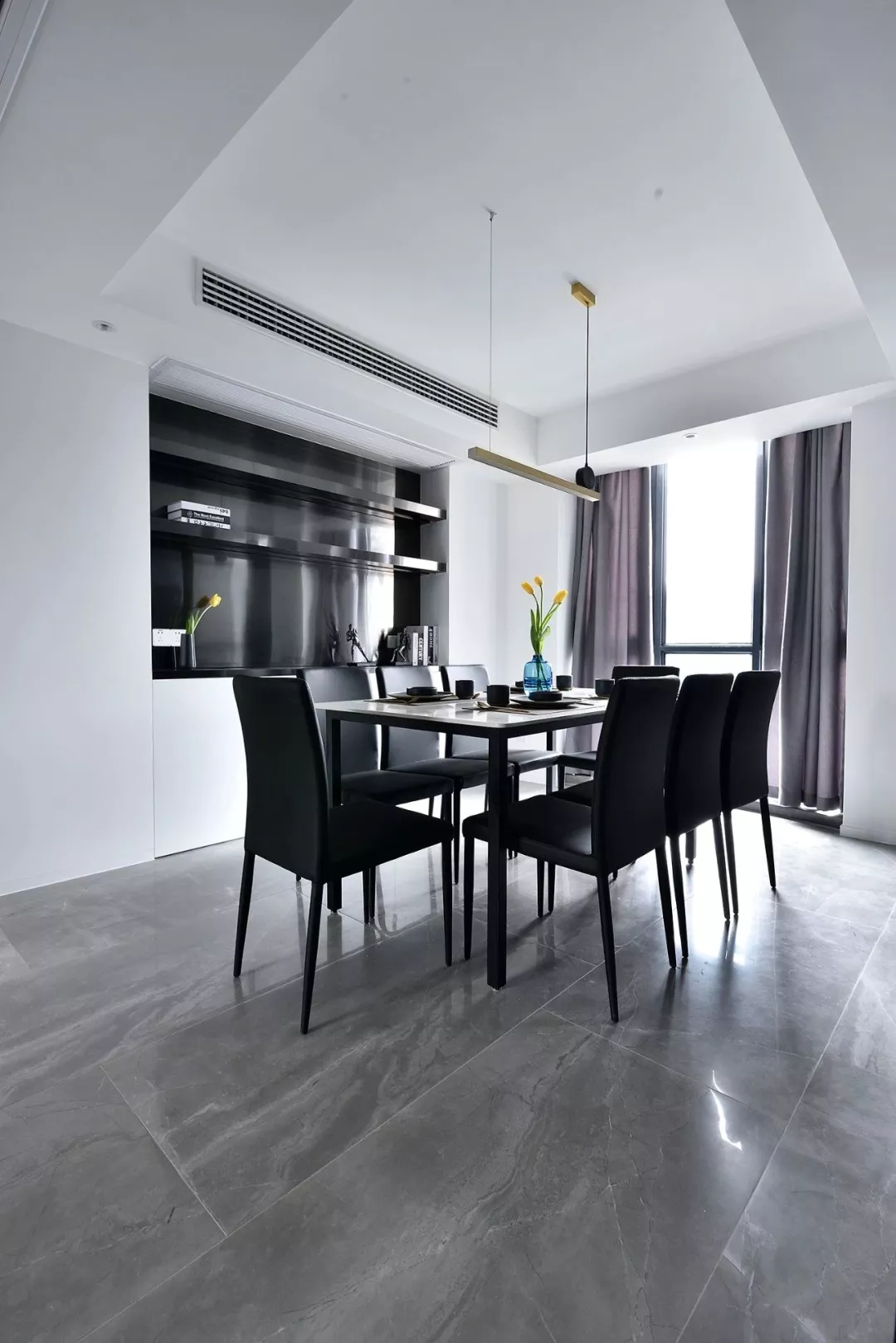 145平的现代风，浅色基调搭配深色家具，就是沉稳大气！