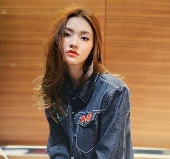 参观林允现实中的家，电视柜上放了很多玩偶，少女气息也太浓郁了