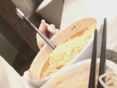 周震南在厕所吃播只因光线好，炸鸡可乐配面条，吃的可真香