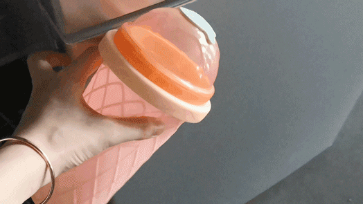 教你2分钟怎么做出好吃又降暑的冰沙，爆款捏捏杯！把果汁倒杯子里，只需捏一捏