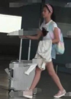 马伊琍和文章离婚满月 外公现身机场接机 女儿超像文章