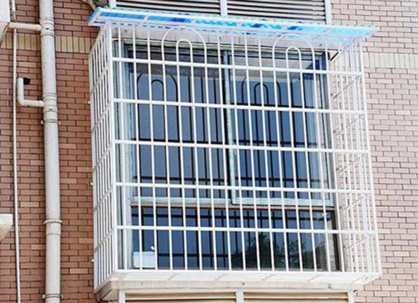 越来越多人都这样装防盗网，一点视野光线也不会挡住，聪明多了