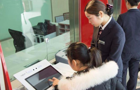 为什么有些人在银行柜台前一坐就半小时,到底在办理什么业务呢?