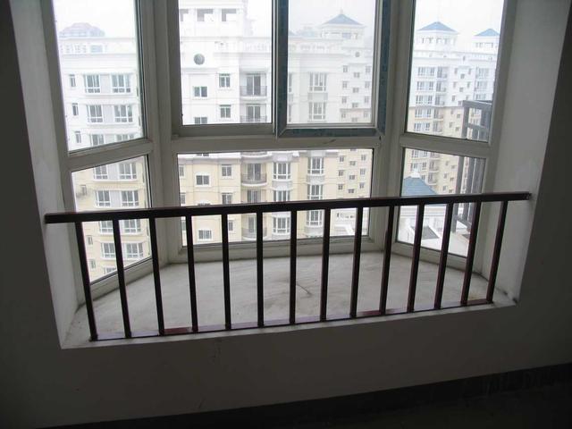 听了朋友的建议，敲掉了自家的飘窗，现在后悔的撞墙都来不及了