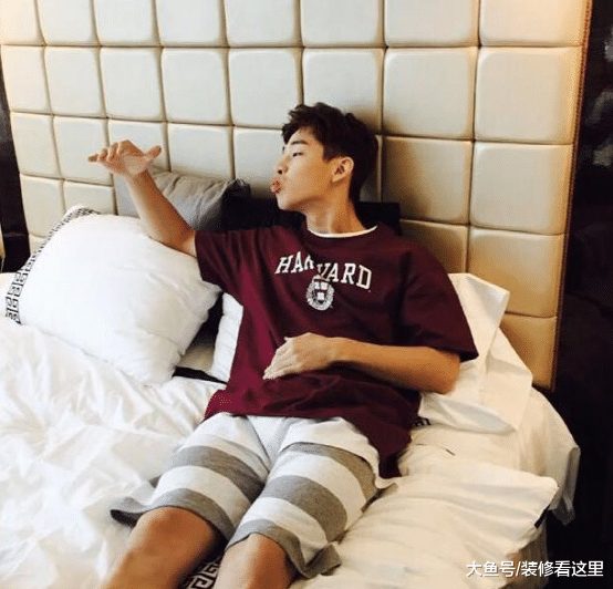 明星刘宪华现实的家，房子设计很有文艺范，最值钱的是客厅的钢琴