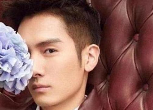 参观盛一伦住的豪宅，健身房功能很强大，平时没少健身