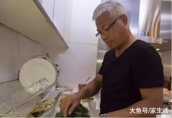 巫启贤曝出自己的房子，卧室和衣帽间都很乱，平时都懒得收拾吗？