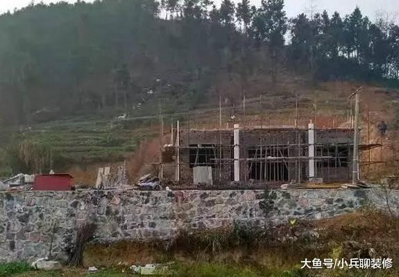 花40万回农村盖房，3层别墅全村羡慕，一场暴雨后我却后悔莫及
