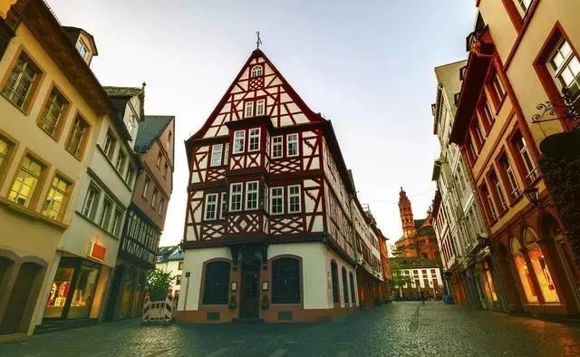 售楼小姐真情自白：卖房20大骗局，骗你没商量！