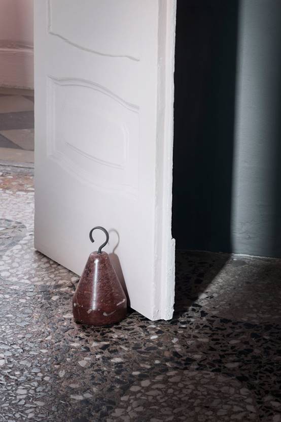 位于米兰，汇集了大理石家具和斑点水磨石地板