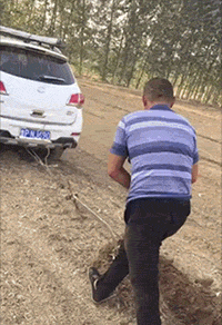 爆笑GIF：要打篮球你就正儿八经的打，你拉倒篮架干啥？