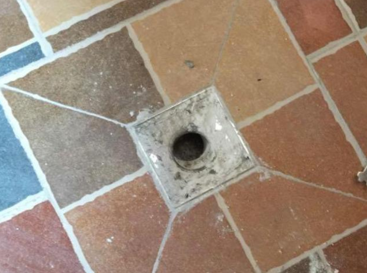 地砖铺好，师傅说地漏堵了，而把电工找来后，他掉头就走