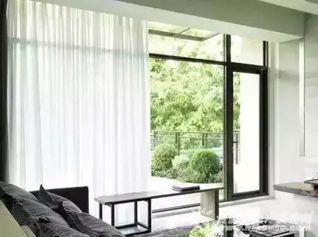 阳台与客厅相连要这样装，否则，装错毁阳台！