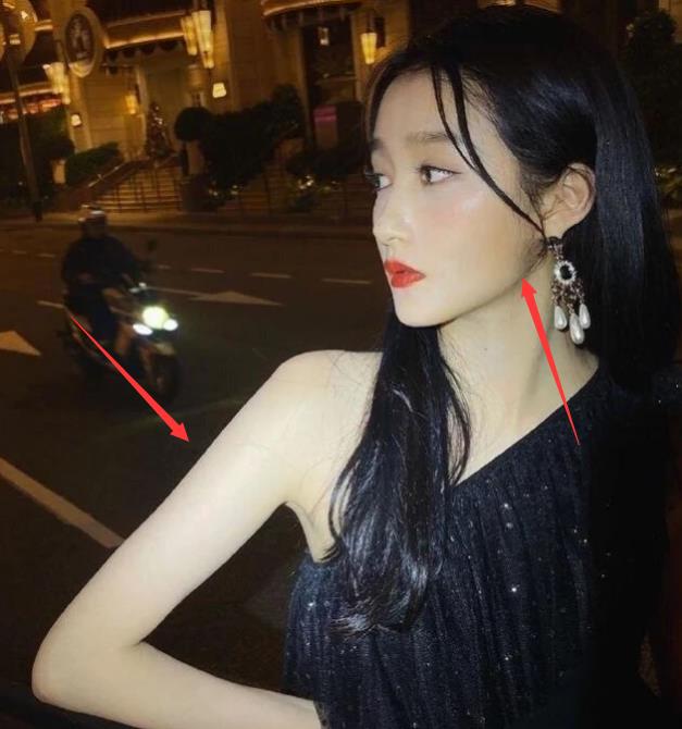 关晓彤拍照全身涂满粉？特写镜头下脸已脱妆，和手臂差10个色号