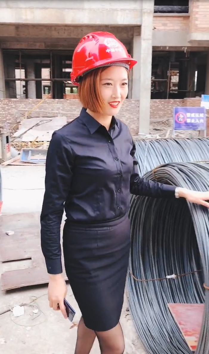 有这样的美女监工在，想必没人会偷懒吧？