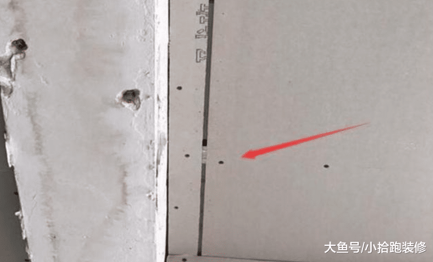 验收吊顶时, 发现有很多缝隙, 而师傅解释: 这是在节省材料