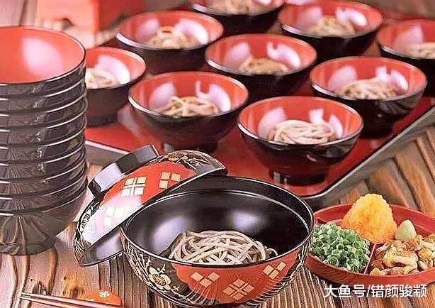 大胃王直播吃面，一次要吃600碗，观众一看这碗，才明白上当