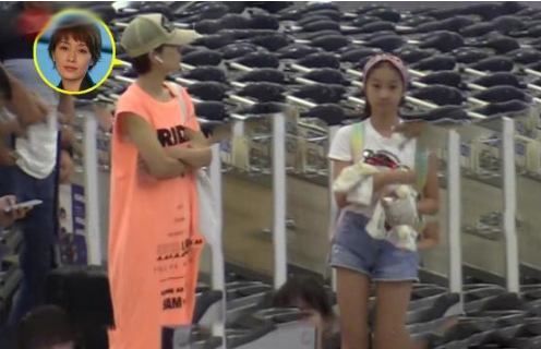 马伊琍和文章离婚满月 外公现身机场接机 女儿超像文章