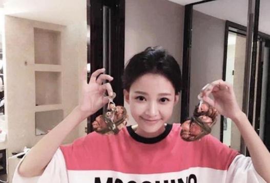 孙怡晒出自己住的豪宅，跟老公两人都是90后，却喜欢上红木家具