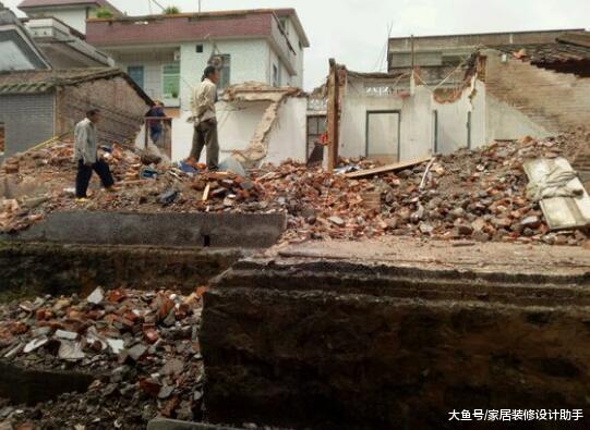 占用道路建房导致小车不能过，被邻居们一顿怼后不敢出门了