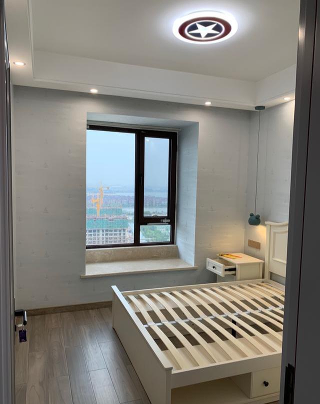 老公辛苦半年终于完工，花了40W，电视墙很有档次，期待早点入住