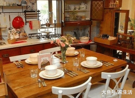 家里买圆形餐桌还是方形餐桌好？好多人没注意这点，买错太坑了