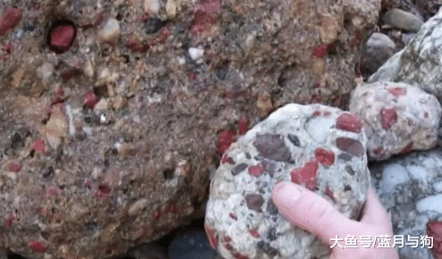 女子发现河边有几块七彩石，拿回家中之后，父亲不淡定啦