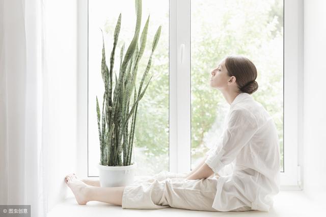 一对夫妇瘫坐在地上，泣不成声说道：要是早点预防甲醛，宝宝就不会这样