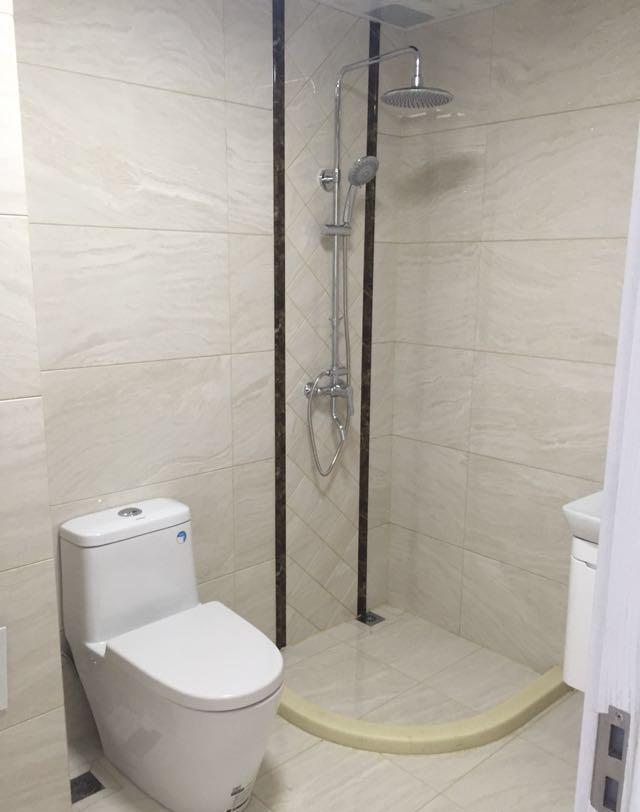 装上灯新房硬装终于结束，朋友都夸地砖很漂亮，我却觉壁纸上档次