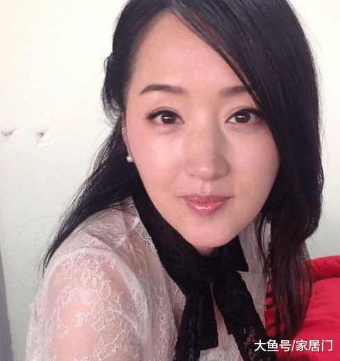 杨钰莹现实的家曝光，头次见在家刷粉色墙壁，装修太可爱了