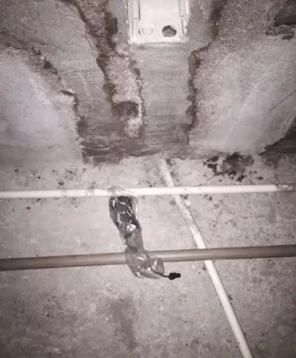 别人家的水电改造横平竖直，我家的乱成蜘蛛网，邻居却说很羡慕！