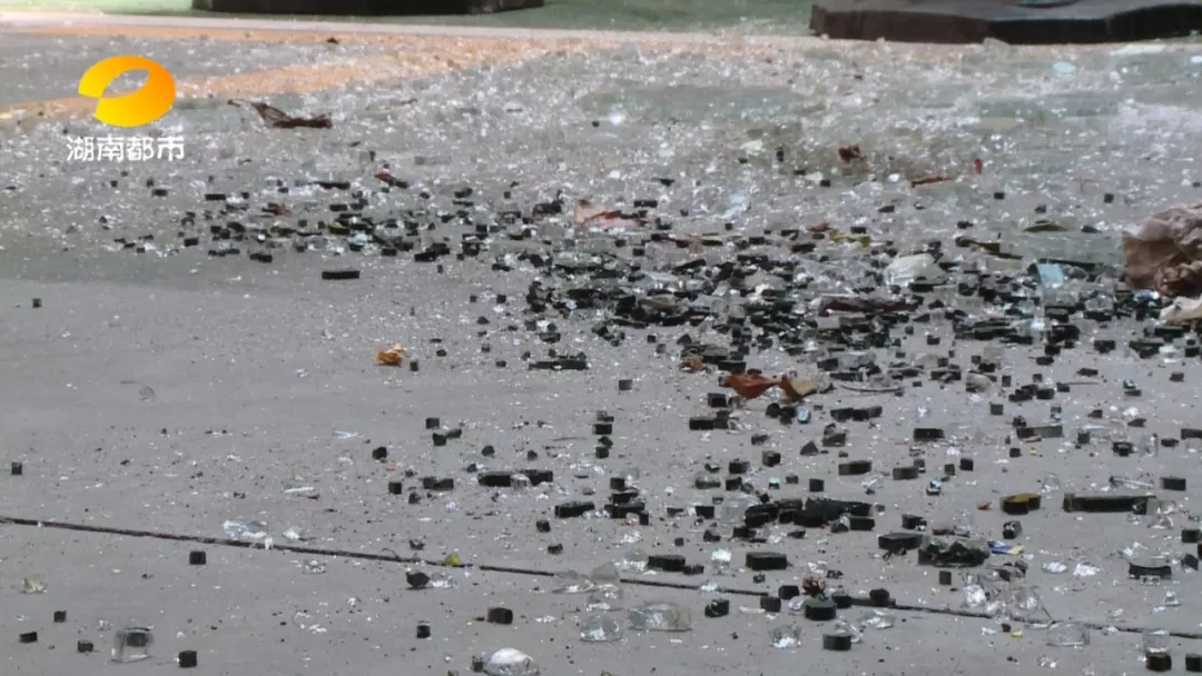 谁干的！长沙万象凯旋湾“天降垃圾”，车库被砸穿、奔驰宝马都遭殃！二楼以上无辜业主可能都要背锅！