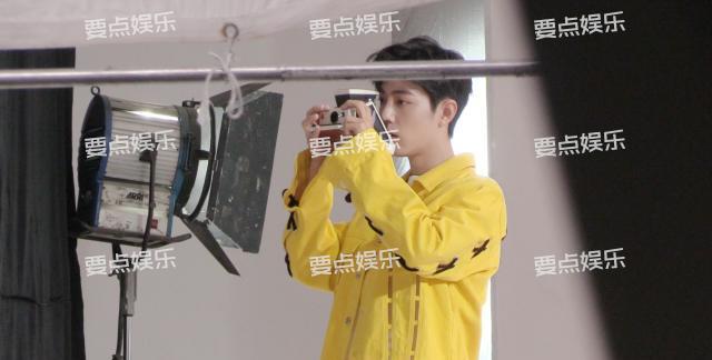 一夜爆红肖战工作接到手软？片场笑容满面迷倒众人